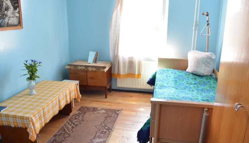 Vieta dviviečiame kambaryje Krakių Švč. Mergelės Marijos senelių globos namuose